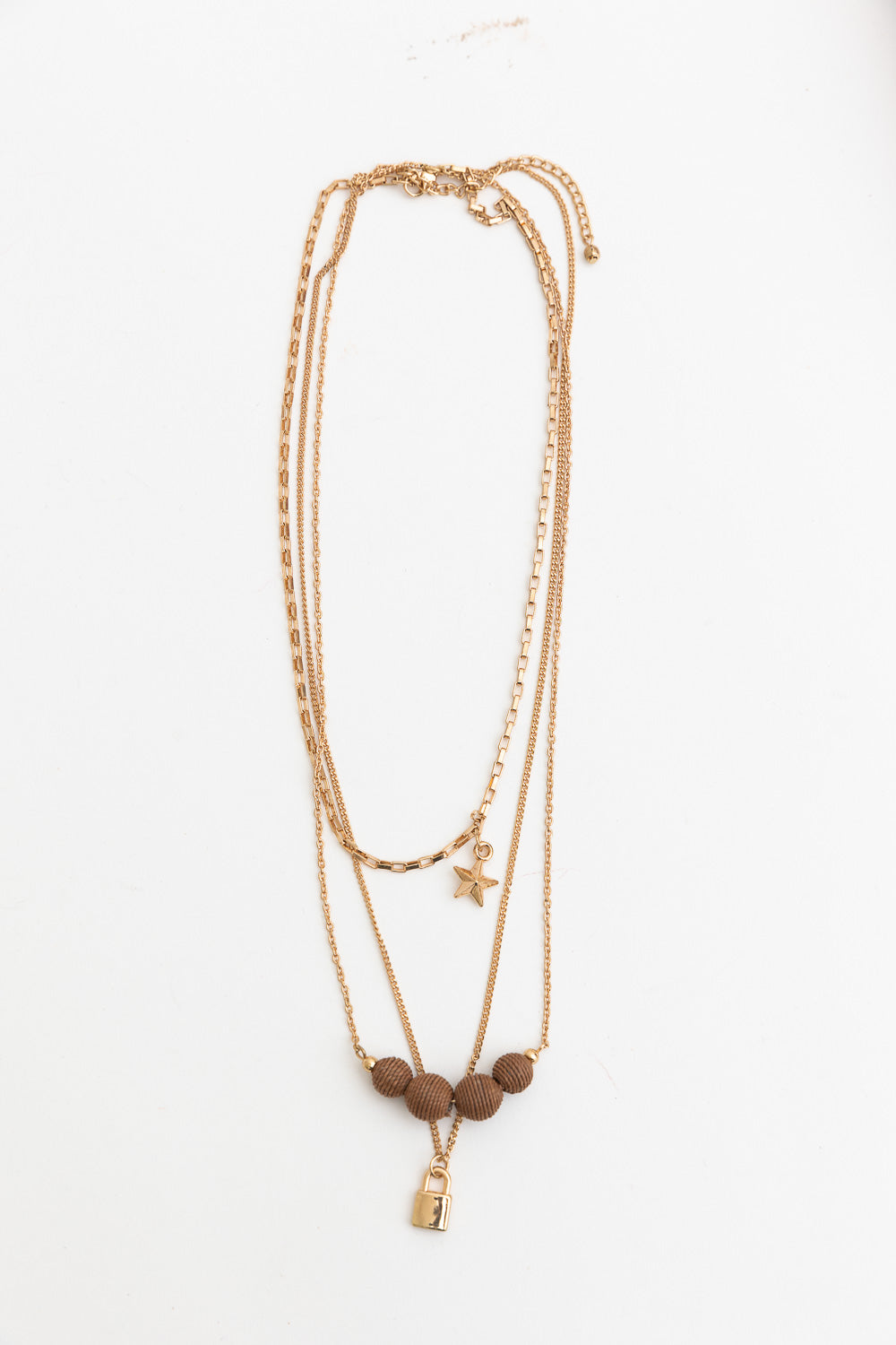 Collares con dijes en capas.