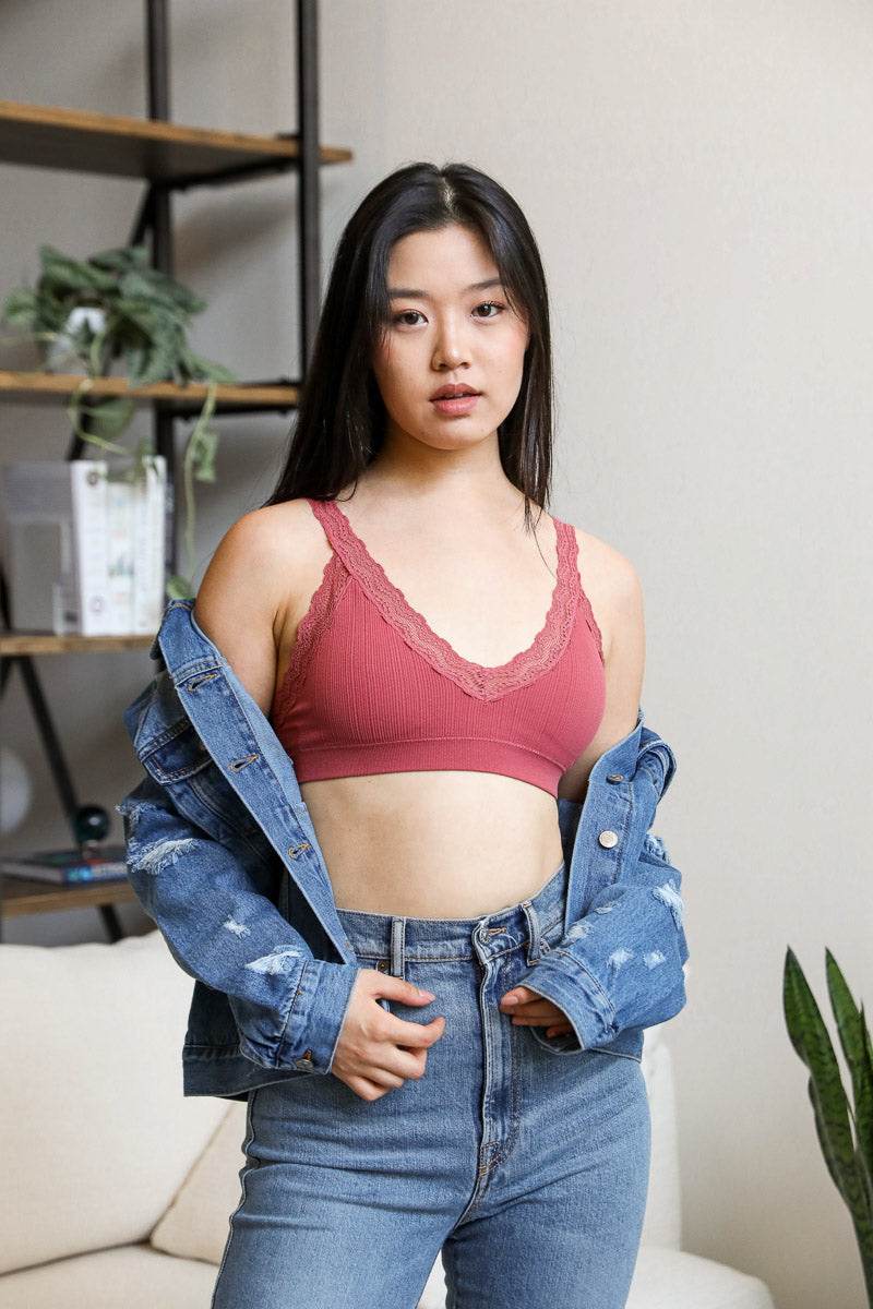 Bralette acolchado con ribete de encaje