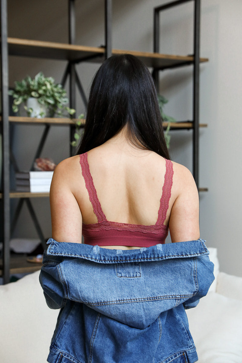 Bralette acolchado con ribete de encaje
