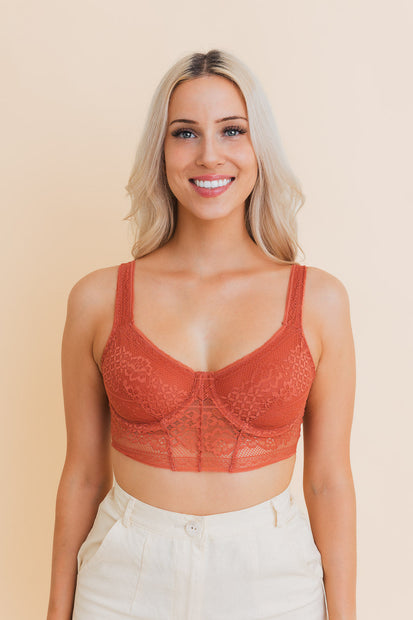 Bralettes largos de encaje con contorno de cuerpo forrado.