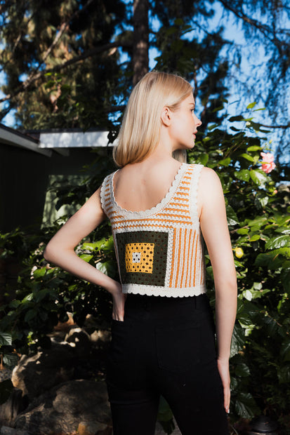 Tops cosidos a crochet con múltiples patrones.