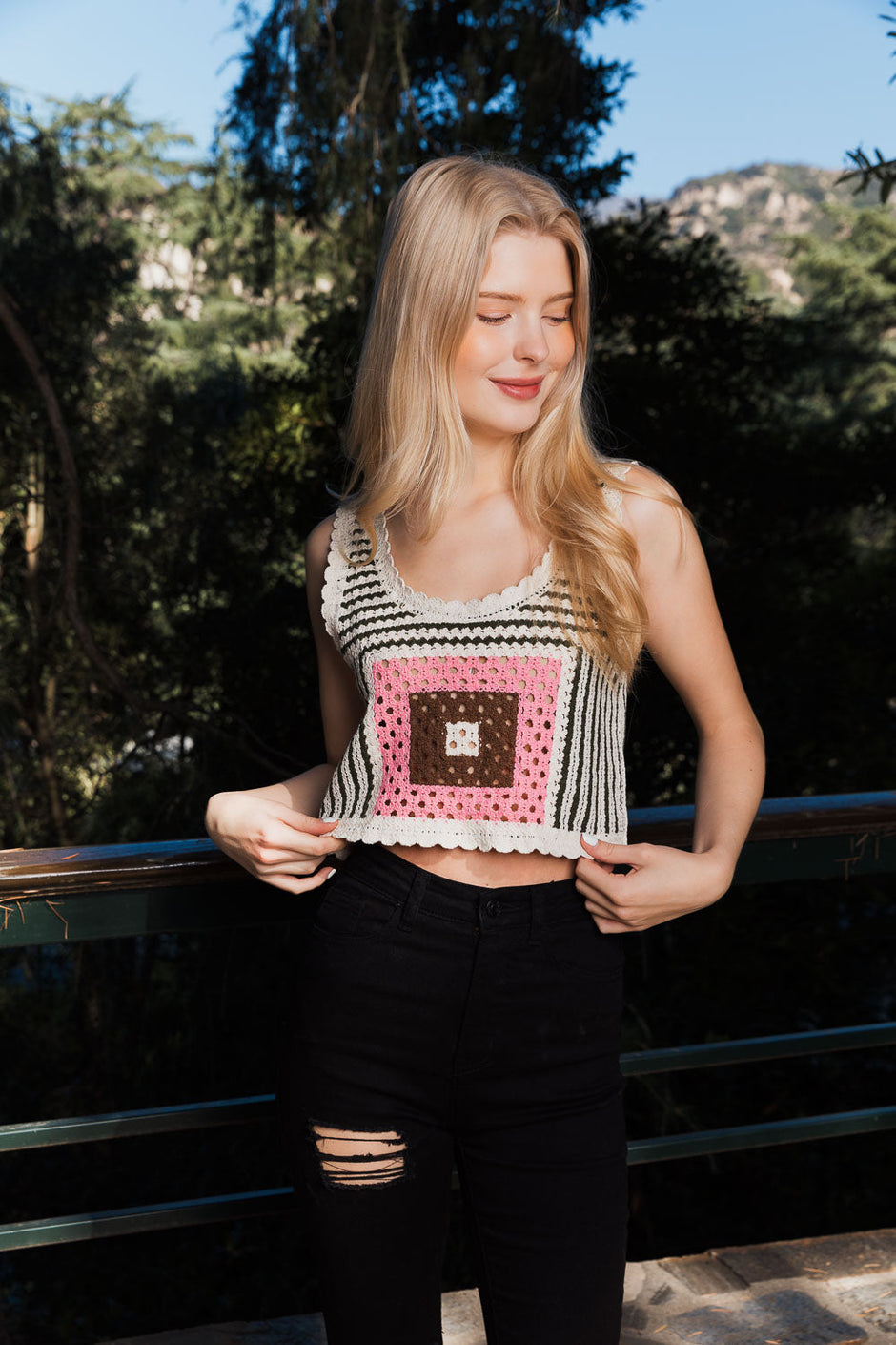 Tops cosidos a crochet con múltiples patrones.
