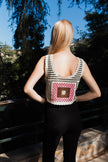 Tops cosidos a crochet con múltiples patrones.