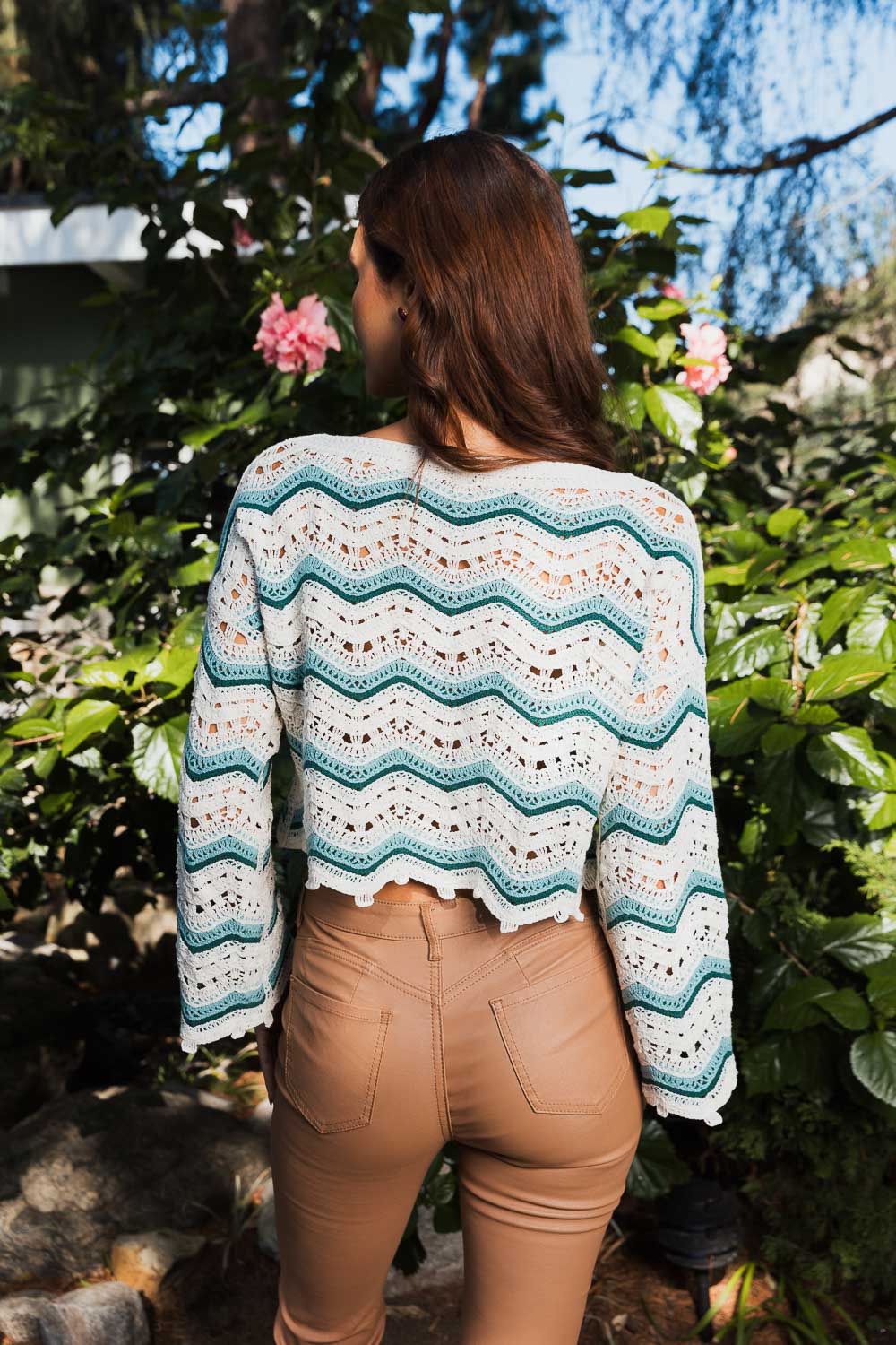 Tops cortos acampanados con diseño elegante de chevron.