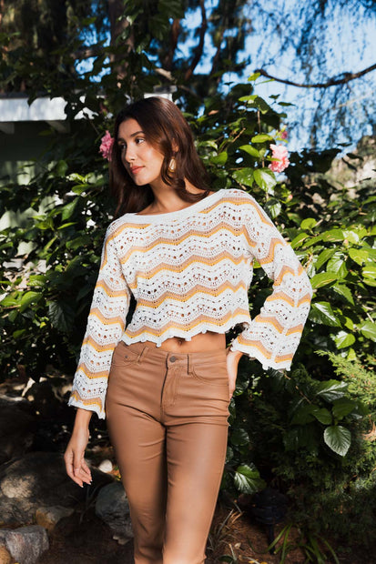 Tops cortos acampanados con diseño elegante de chevron.