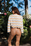 Tops cortos acampanados con diseño elegante de chevron.