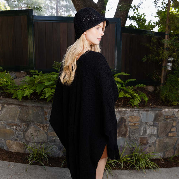 Ponchos con borlas bordadas.