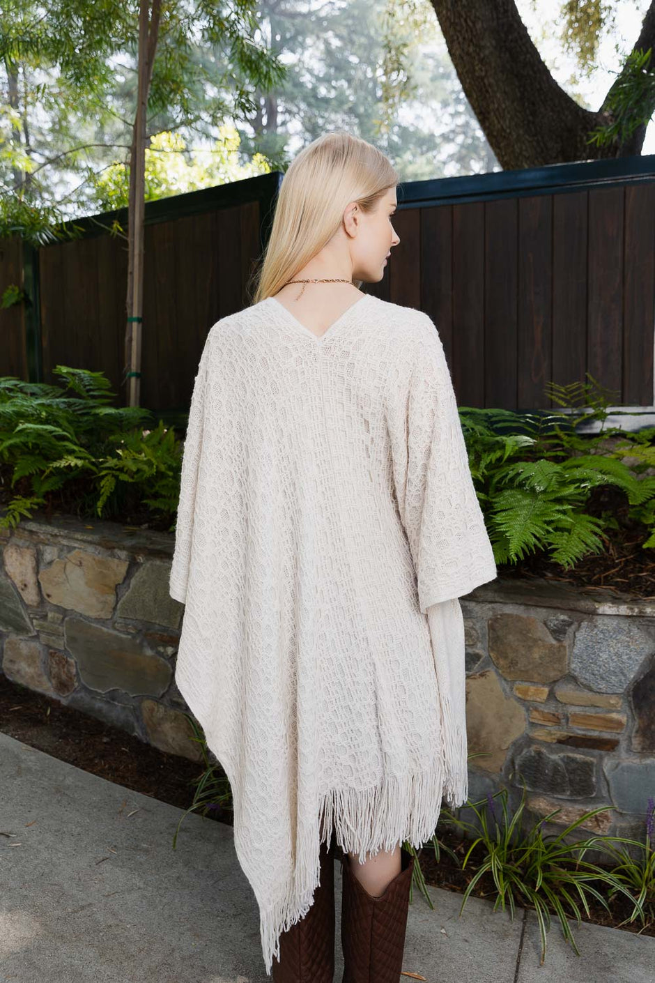 Ponchos à pompons brodés.