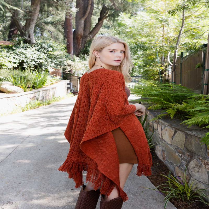 Ponchos à pompons brodés.