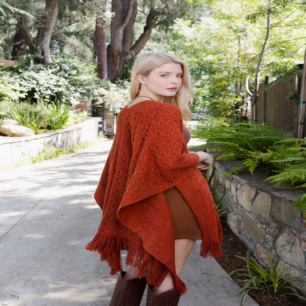 Ponchos à pompons brodés.