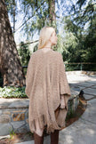 Ponchos à pompons brodés.