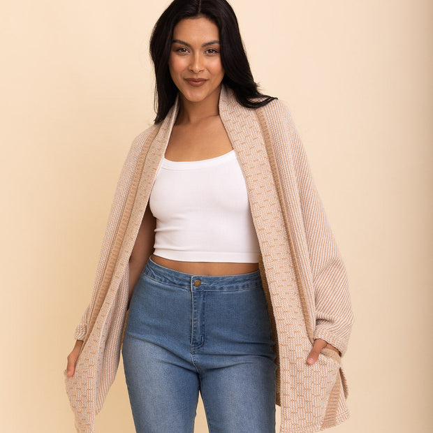 Châles tricotés sur l'épaule.