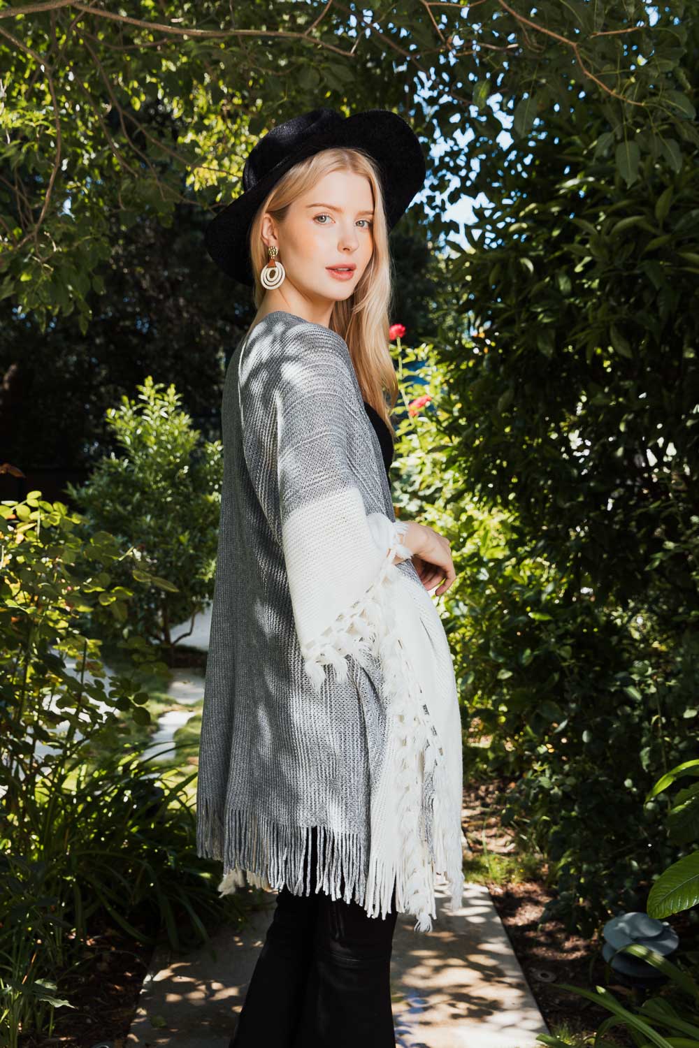 Ruanas multicolores avec manches cintrées.