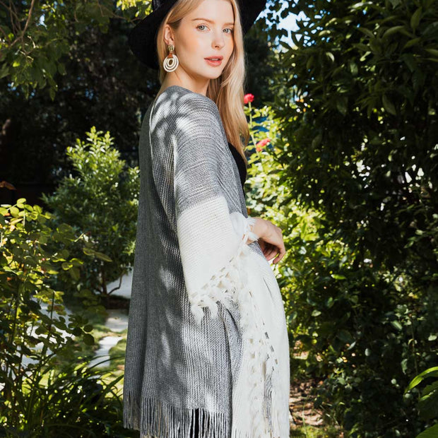 Ruanas multicolores avec manches cintrées.