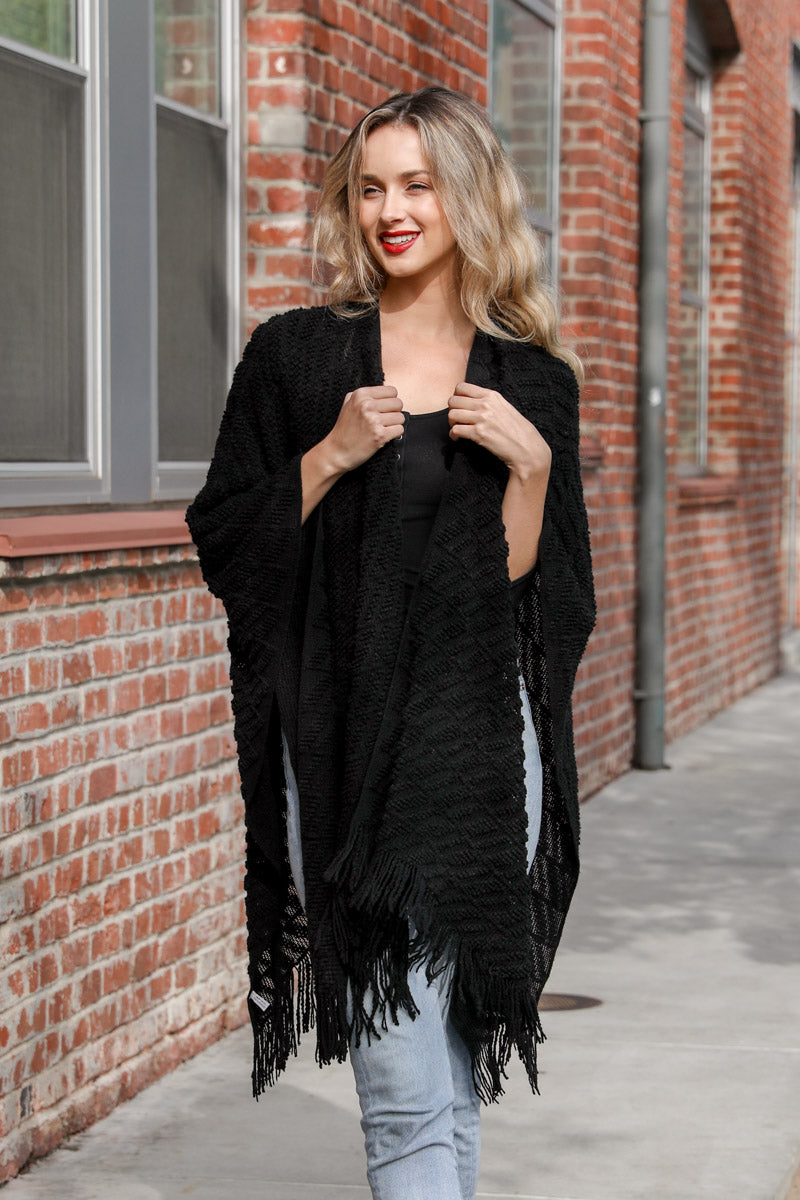 Ruanas tricotées à pompons.