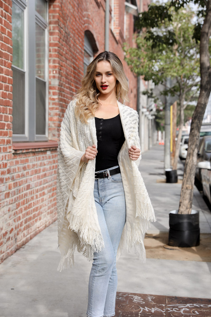 Ruanas tricotées à pompons.