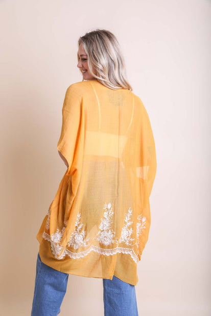 Kimonos brodés de fleurs.