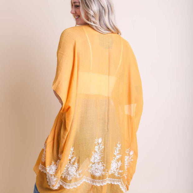 Kimonos brodés de fleurs.