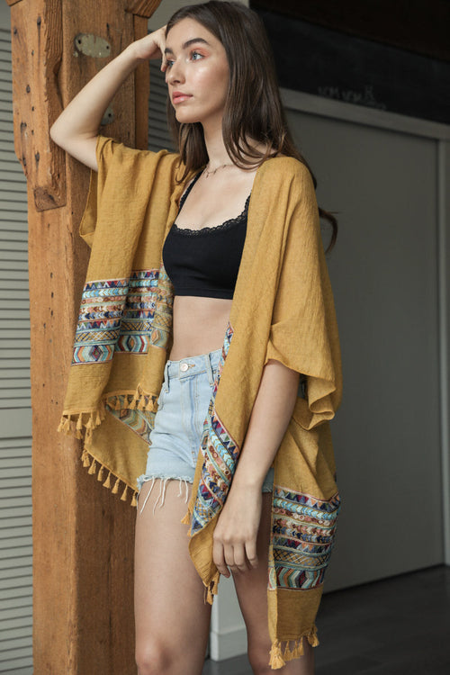 Kimonos geométricos bordados.