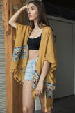 Kimonos geométricos bordados.