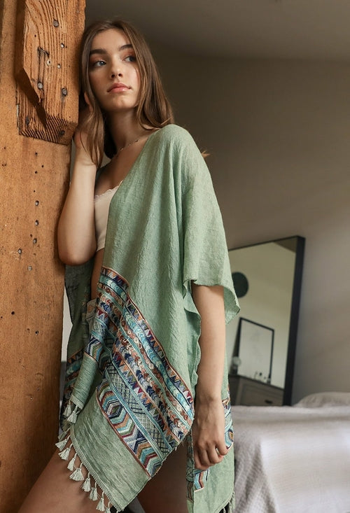Kimonos geométricos bordados.