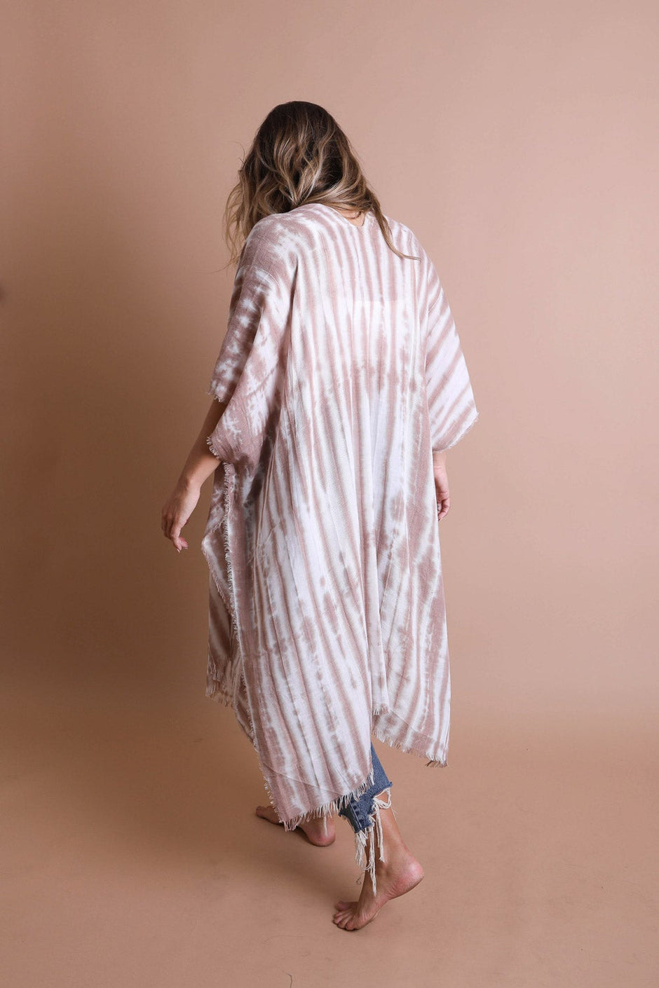 Kimonos deshilachados con efecto tie-dye.