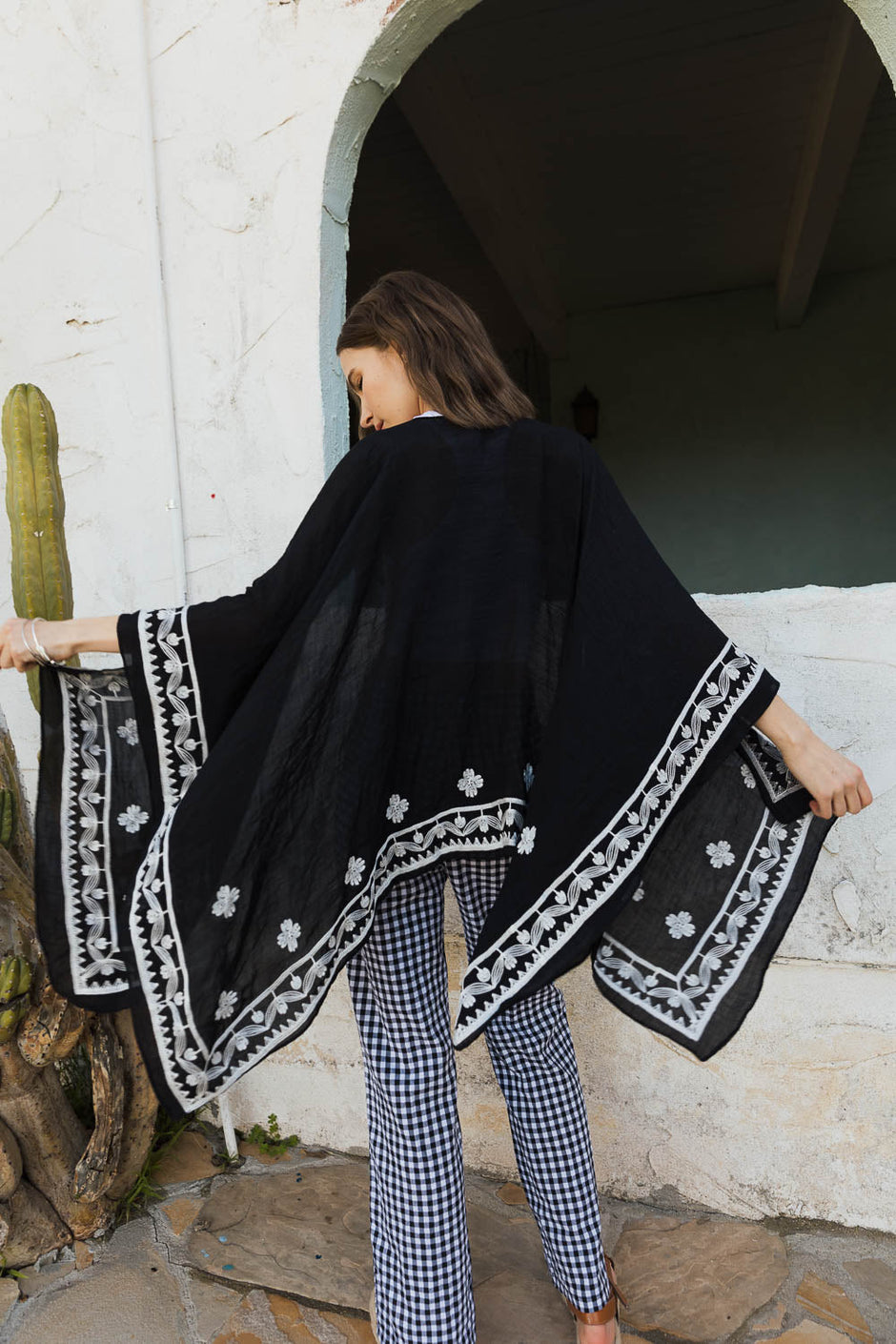 Kimonos florales bordados con mangas.