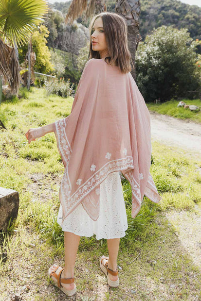 Kimonos floraux brodés avec manches.