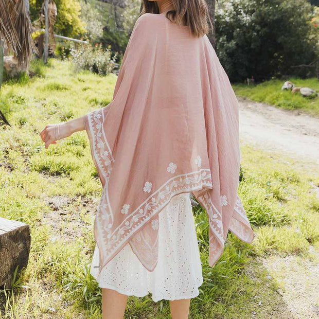 Kimonos floraux brodés avec manches.