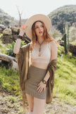 Kimono con borlas y medallón de crochet.
