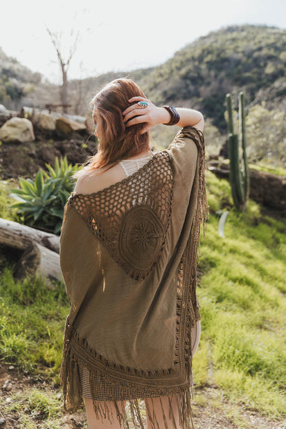 Kimono à pompons et médaillons au crochet.
