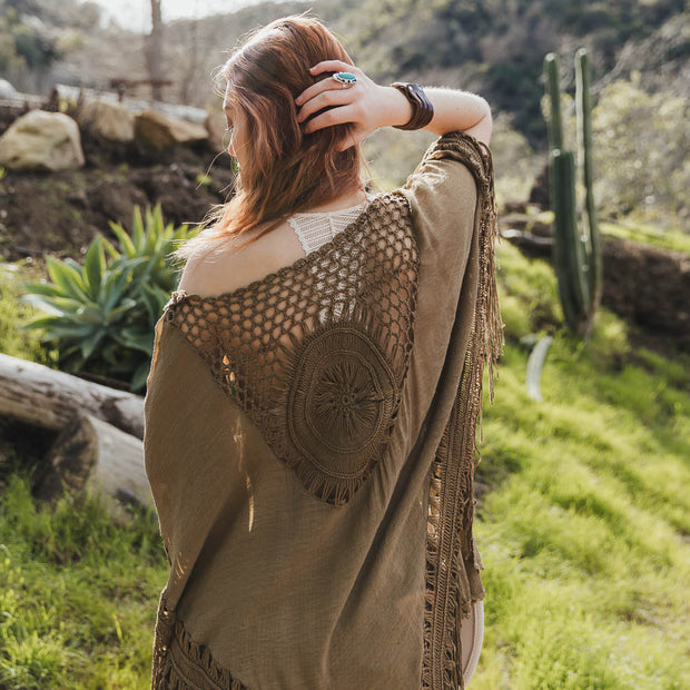 Kimono à pompons et médaillons au crochet.