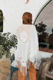 Kimono con borlas y medallón de crochet.
