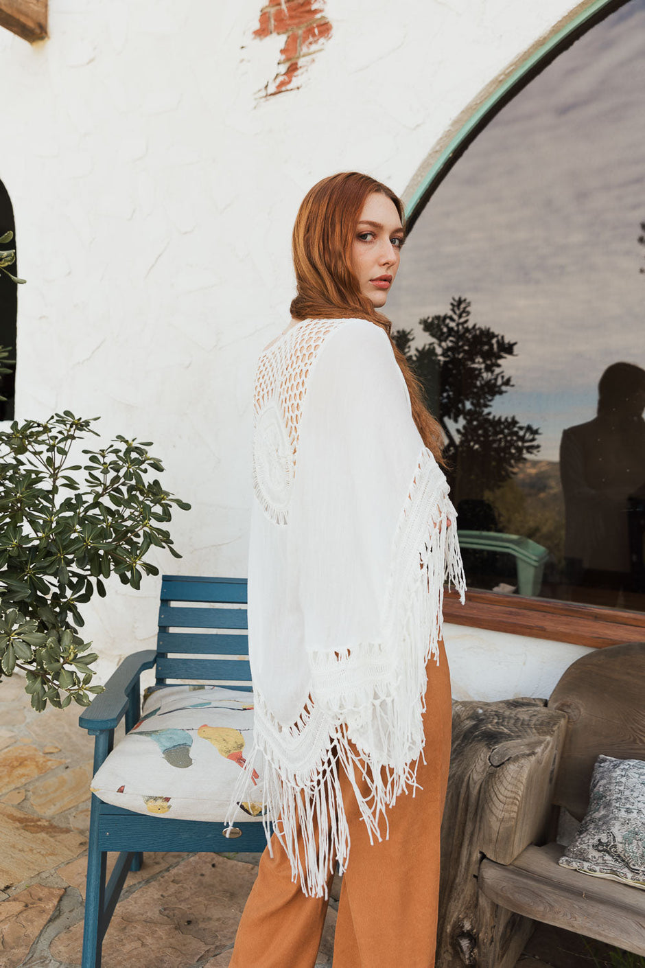 Kimono con borlas y medallón de crochet.