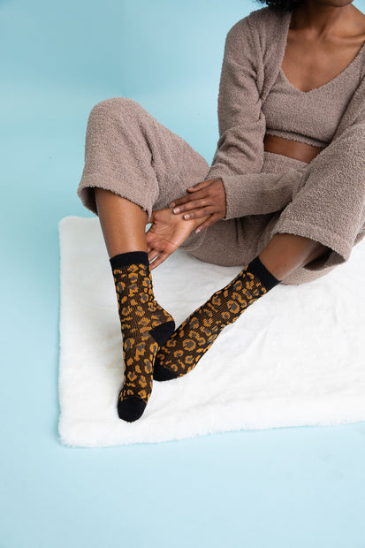 Calcetines de punto con estampado de leopardo.