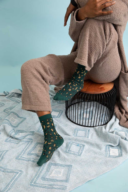 Calcetines de punto con estampado de leopardo.