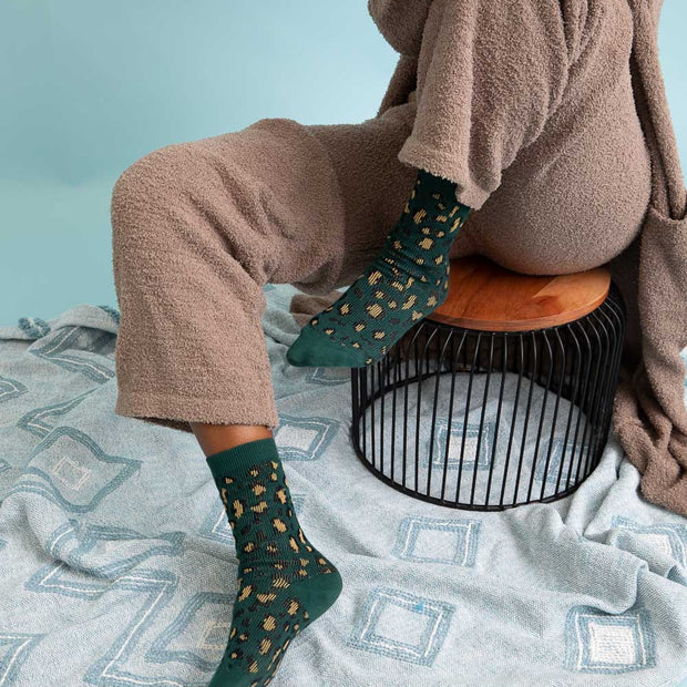Calcetines de punto con estampado de leopardo.