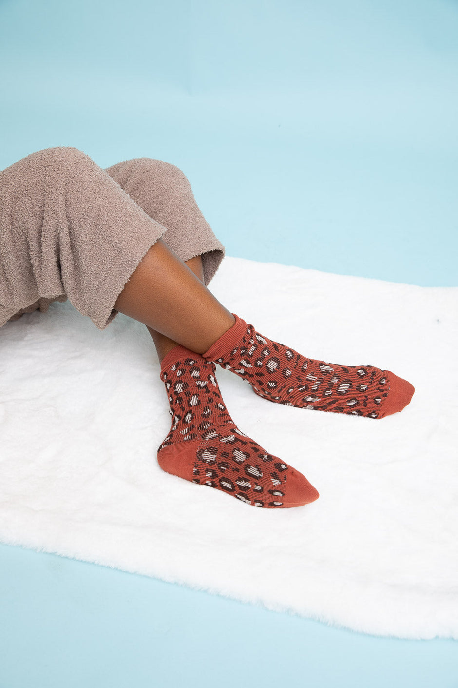 Chaussettes en tricot à imprimé léopard.