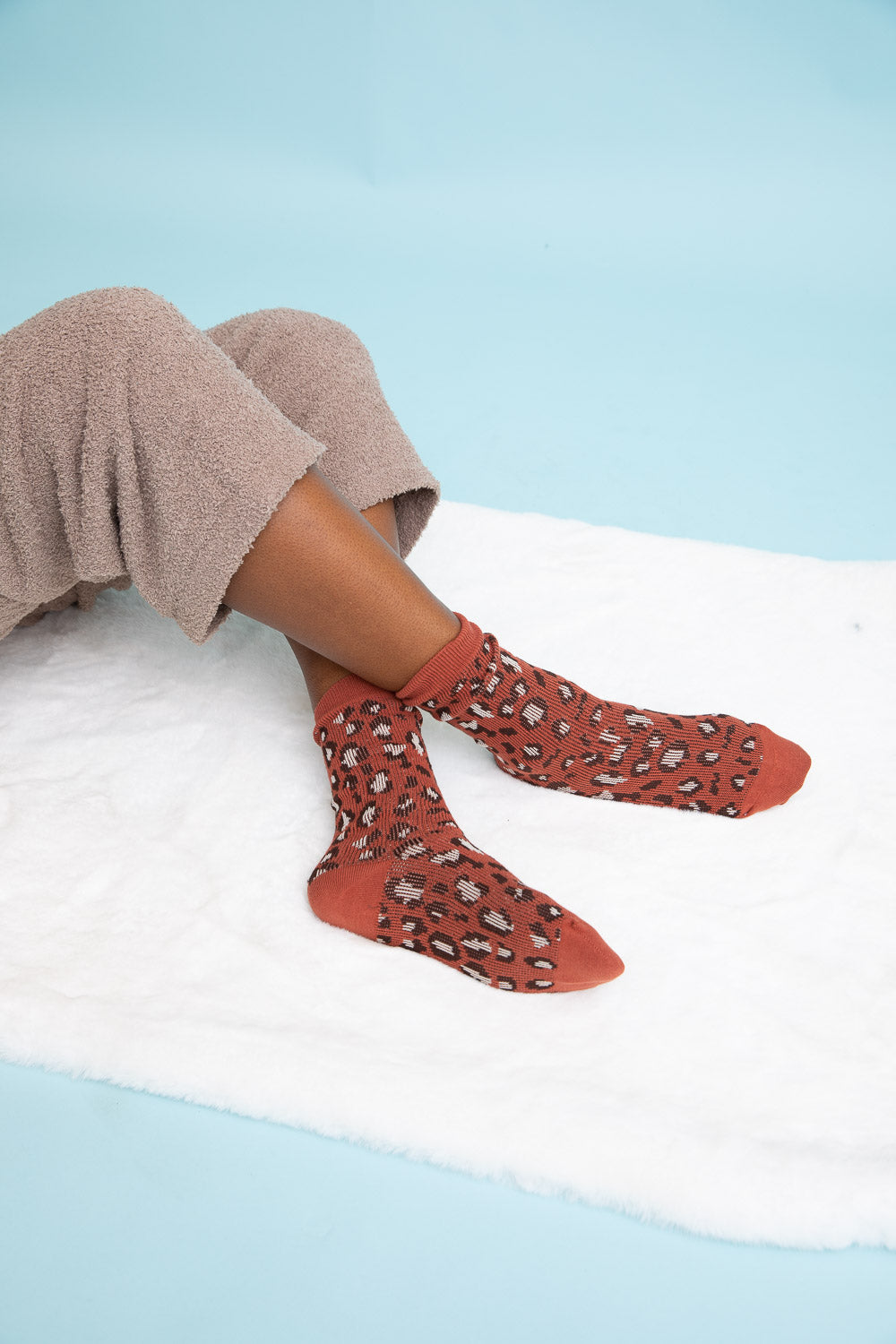 Chaussettes en tricot à imprimé léopard.