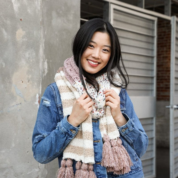 Bufanda de borlas con rayas moteadas estilo boho