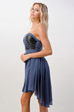 Vestido sin tirantes con cordones, corte alto y bajo 