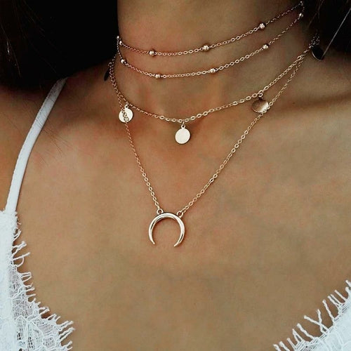 Collar en capas con forma de media luna y cuerno