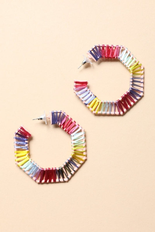 Boucles d'oreilles créoles colorées.