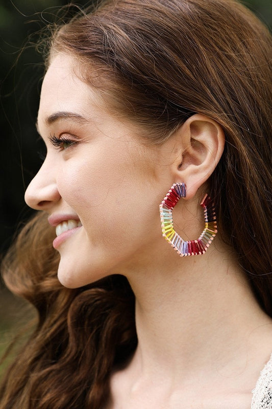 Boucles d'oreilles créoles colorées.