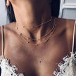 Collier ras du cou à trois rangs de perles 