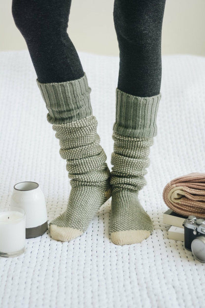 Chaussettes de détente en tricot côtelé.