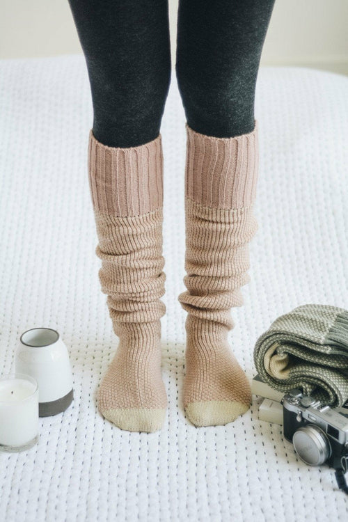 Chaussettes de détente en tricot côtelé.