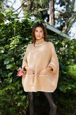 Ponchos de cuello alto con mangas.