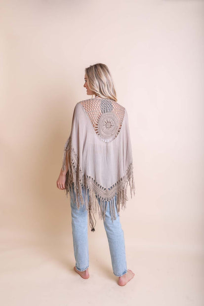 Kimonos à pompons et médaillons au crochet.