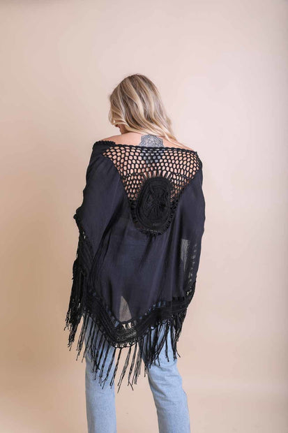 Kimonos à pompons et médaillons au crochet.